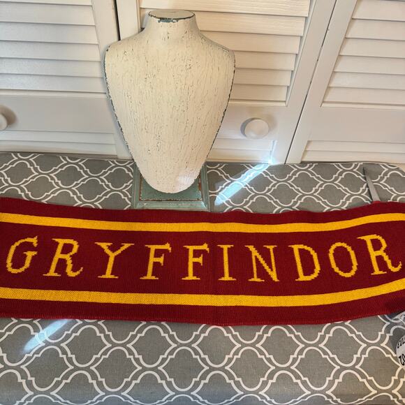 Harry Potter Gryffindor Scarf Embroidered Patch Winter Tassel Maroon Yellow - Picture 5 of 10